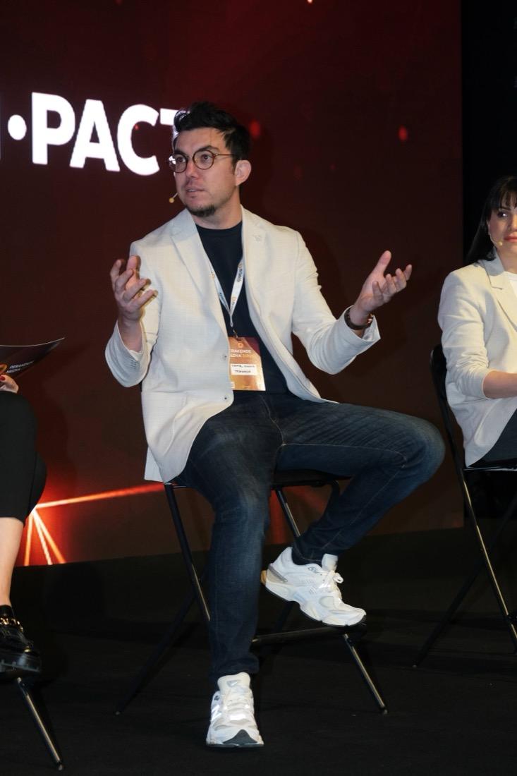 Tahir Yıldız bir panelde konuşurken