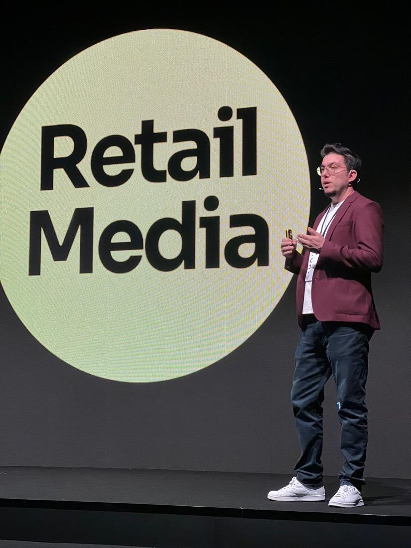 Tahir Yıldız Retail Media sahnesinde konuşurken